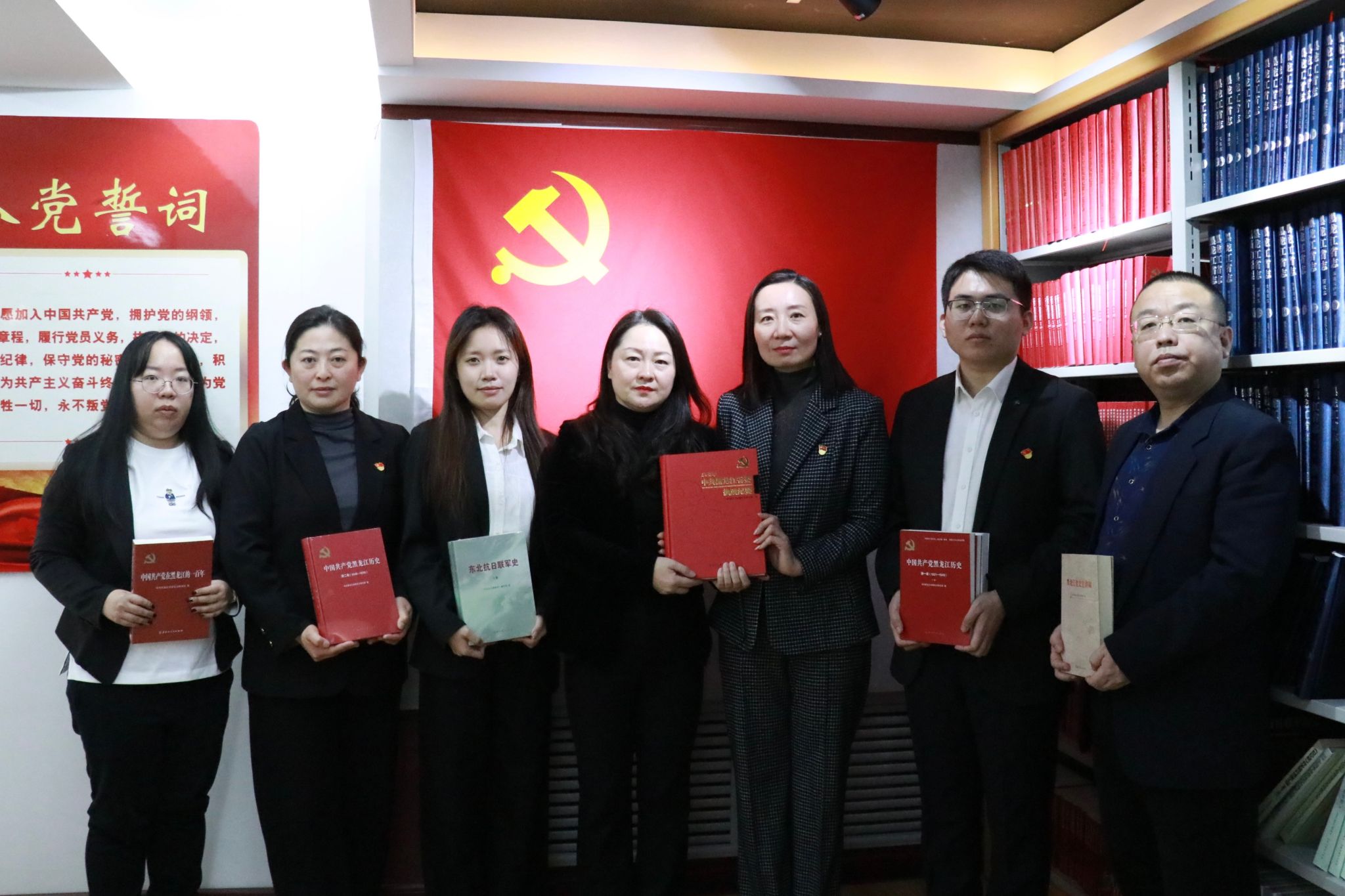 省委史志研究室材料征集处向2138cn太阳集团城博士生党支部捐赠书籍